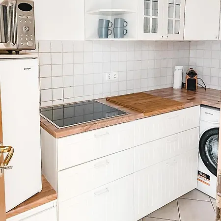 Schoene Wohnung, Eigene Terrasse, Privater Parkplatz, Wi-fi, Waschmaschine, 3p Appartamento