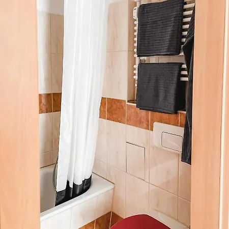 Schoene Wohnung, Eigene Terrasse, Privater Parkplatz, Wi-fi, Waschmaschine, 3p Apartment